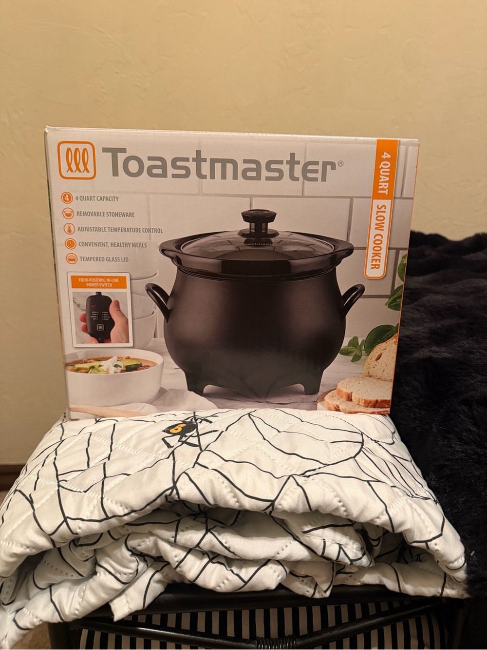 Toastmaster Cauldron Black 4-Quart Slow Cooker with Removable Stoneware